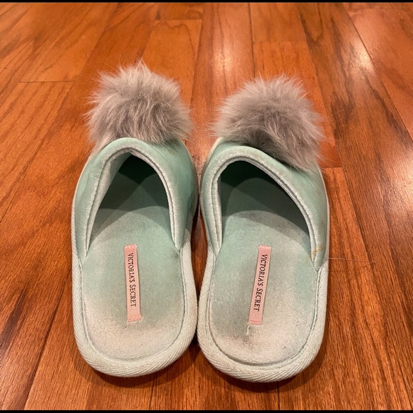 VS Slippers - Picture 2 of 3